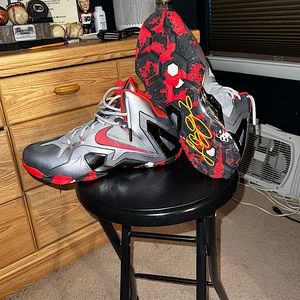 Lebron 11 elite “Team”. Good condition. No original box. Size 12.